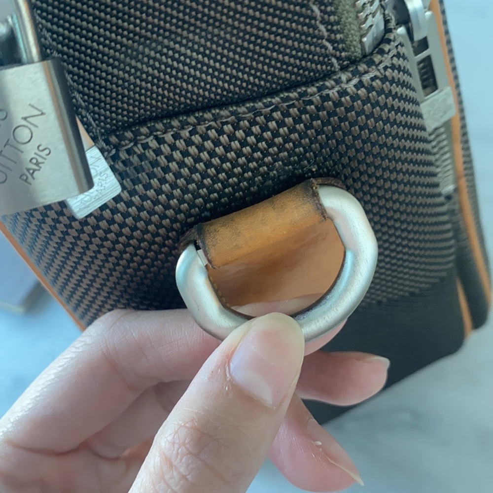 LOUIS VUITTON
Terre Damier Associe GM Messenger - Picture 3 of 7